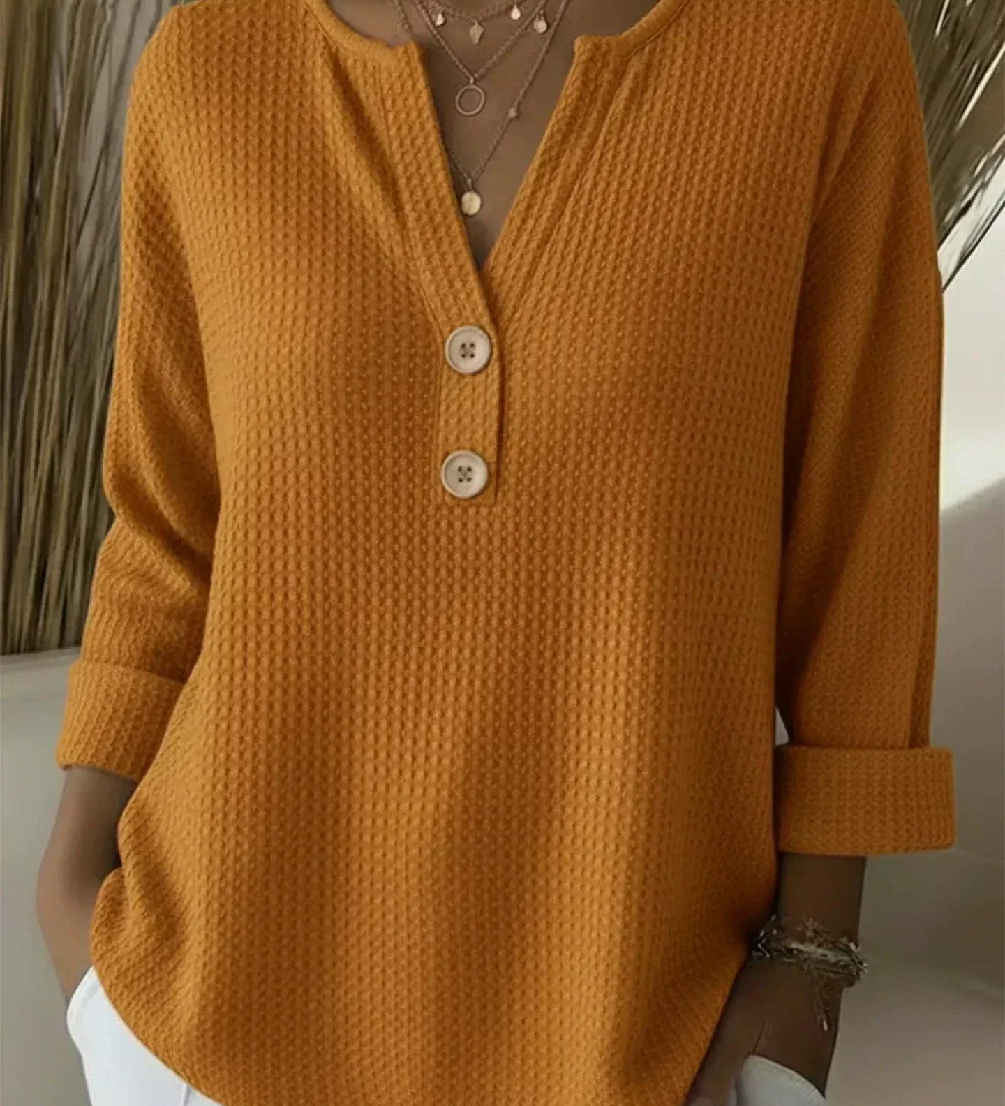 Λουσία | T-shirt Henley με υφή γκοφρέ και κουμπιά